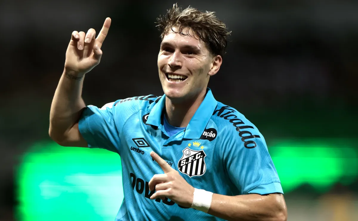 PC Oliveira sinaliza que gol de Rollheiser, do Santos, diante do Palmeiras foi legal mesmo após polêmicas