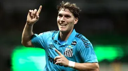 Rollheiser, jogador do Santos, comemora seu gol durante partida contra o Palmeiras no estadio Arena Allianz Parque pelo campeonato Brasileiro A 2026. Foto: Marcello Zambrana/AGIF