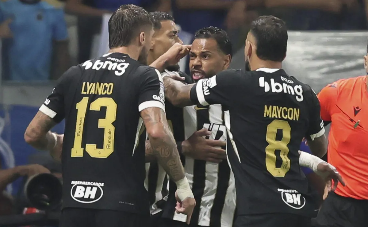 Renan Lodi reage a expulsão de Lyanco e expõe bastidor no Atlético