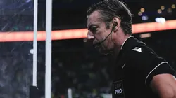 Raphael Claus anulou o gol após conferência no VAR.