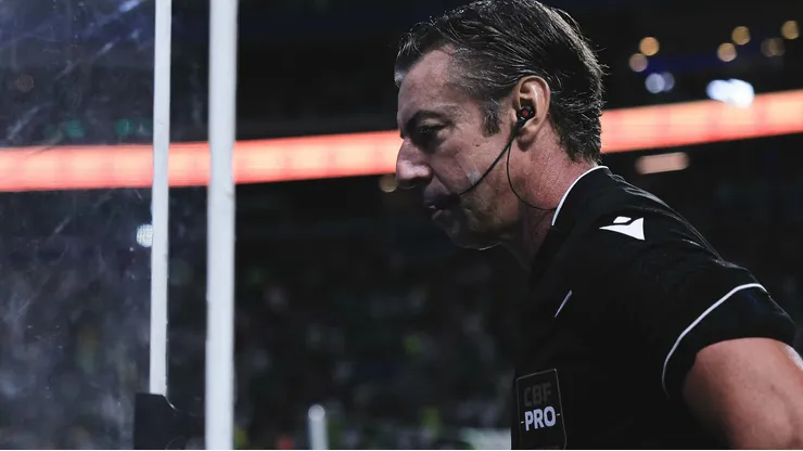Raphael Claus anulou o gol após conferência no VAR.
