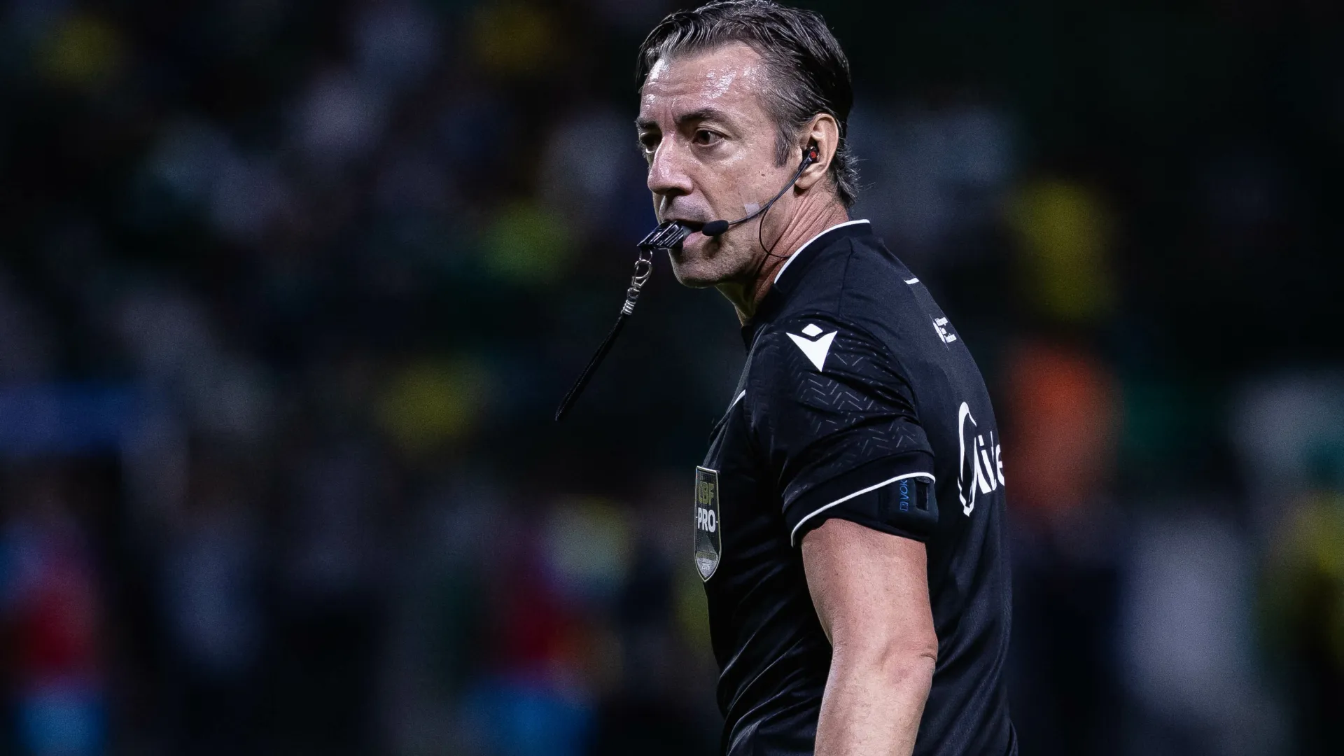Raphael Claus anulou o gol de Allan em Palmeiras x Santos – Foto: Ettore Chiereguini/AGIF