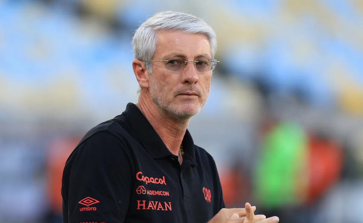 Odair Hellmann critica arbitragem de Sávio Pereira Sampaio e levanta polêmica após Athletico x Grêmio