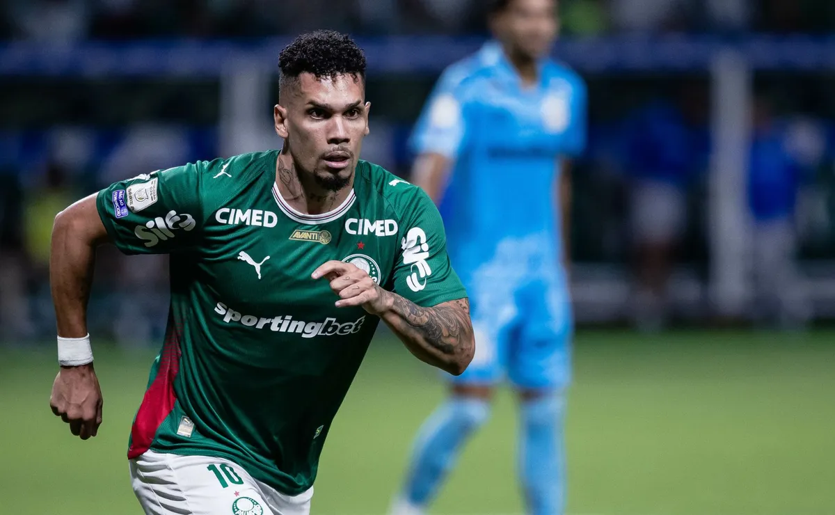 Palmeiras avalia levar Paulinho à Libertadores após retorno aos gramados