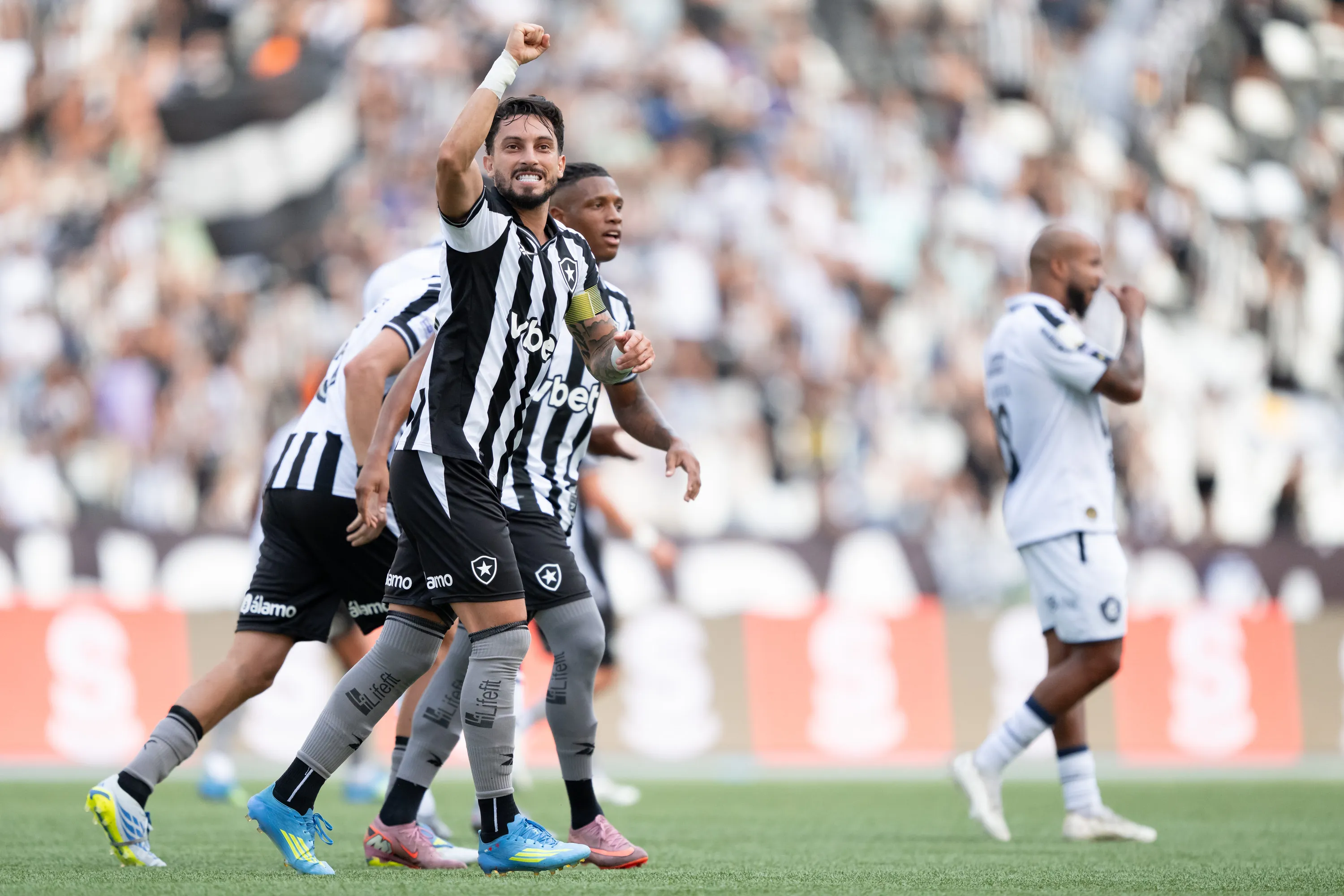 Alex Telles marcou o gol do Alvinegro. Foto: Jorge Rodrigues/AGIF