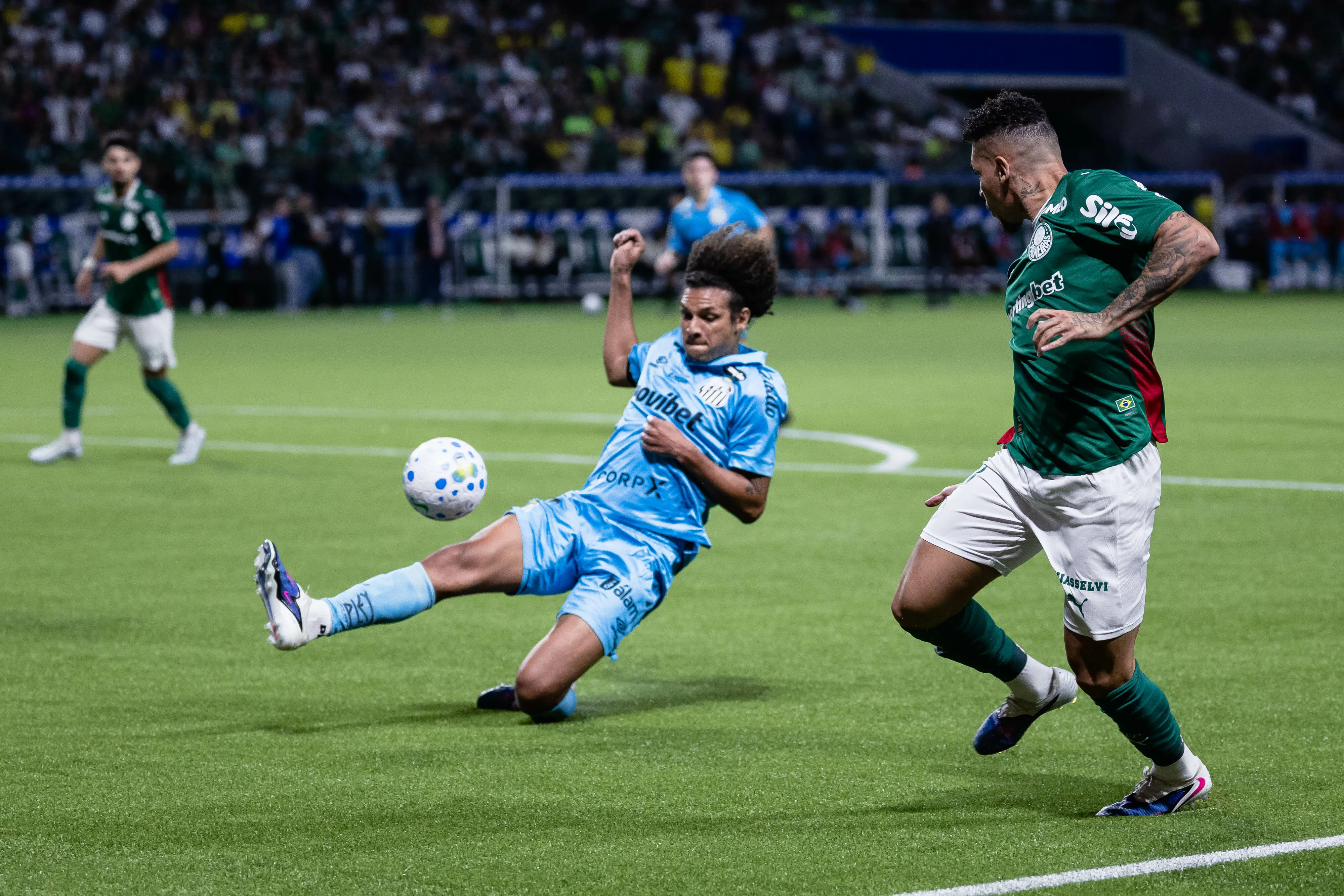 SP – SAO PAULO – 02/05/2026 – BRASILEIRO A 2026, PALMEIRAS X SANTOS – Paulinho jogador do Palmeiras disputa lance com Willian Arao jogador do Santos durante partida no estadio Arena Allianz Parque pelo campeonato Brasileiro A 2026. Foto: Ettore Chiereguini/AGIF