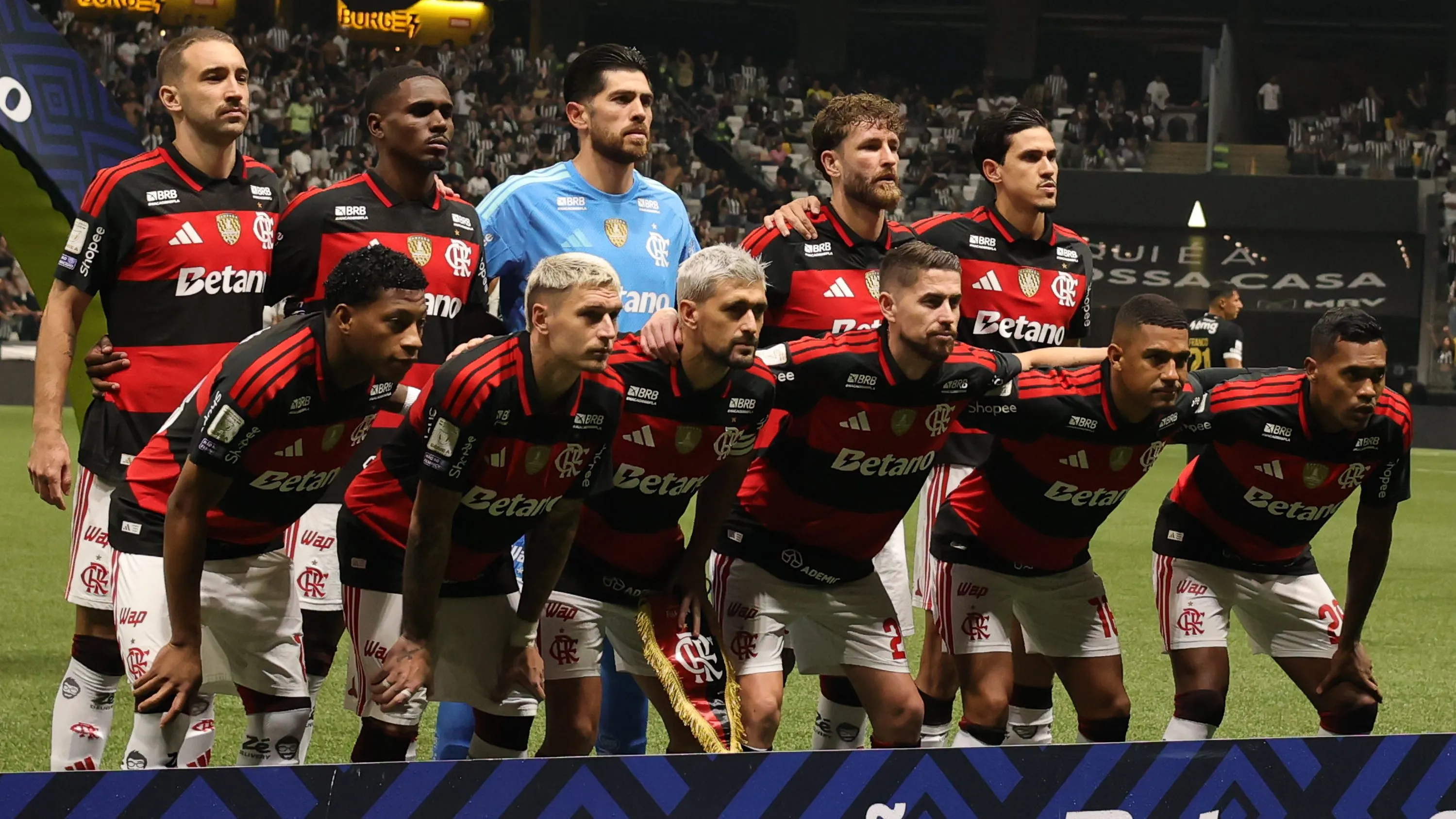 Jogadores do Flamengo posam para foto antes na partida contra Atletico-MG no estadio Arena MRV pelo campeonato Brasileiro A 2026. Foto: Gilson Lobo/AGIF