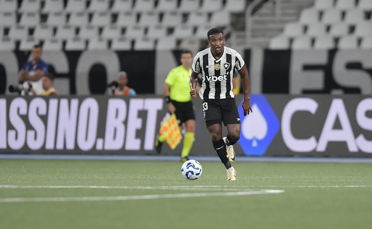 Elias Manoel volta ao Botafogo e “obriga” clube a tomar decisão sobre atacante