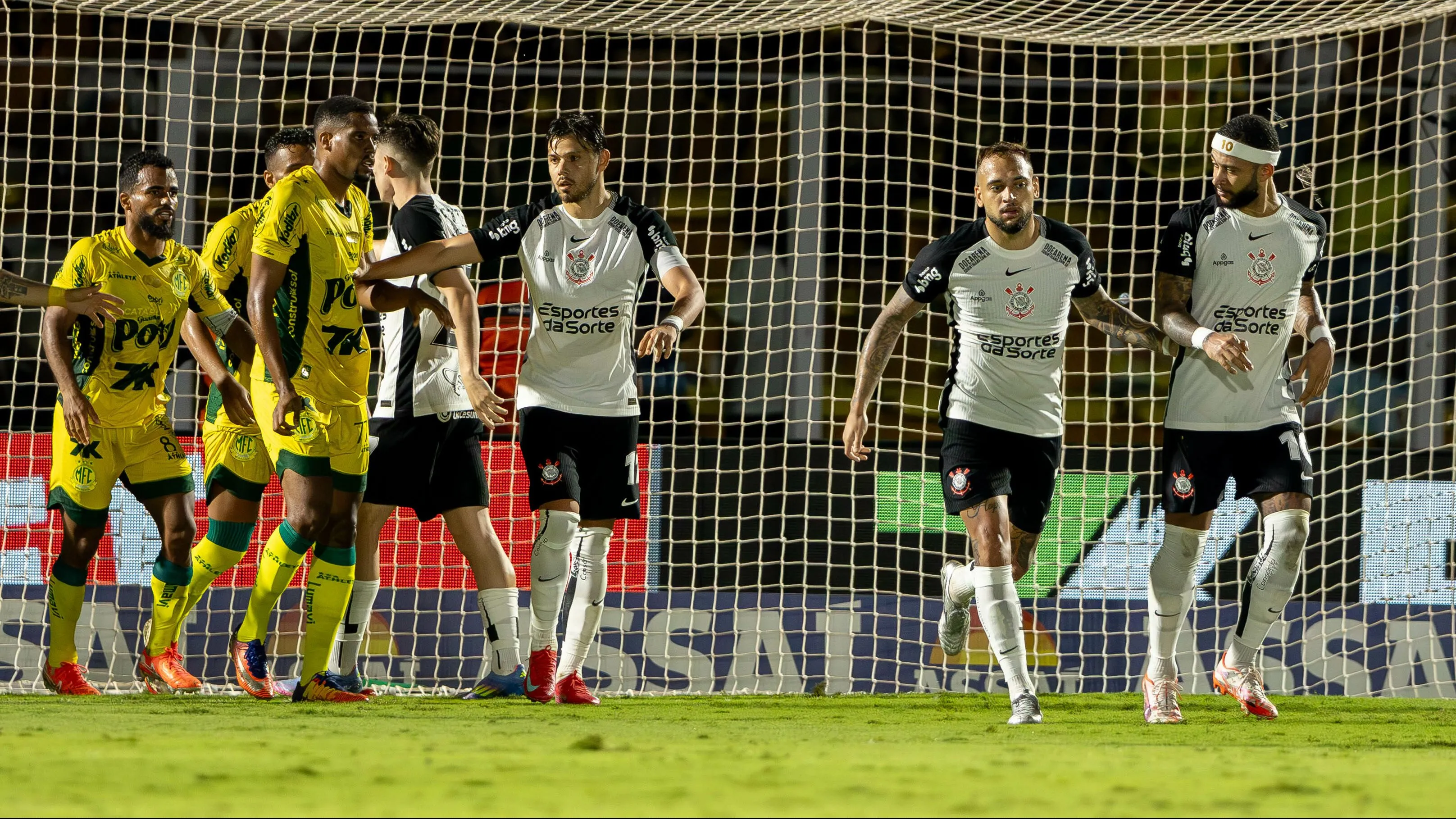 Memphis jogador do Corinthians lamenta pênalti perdido durante partida contra o Mirassol no estadio Jose Maria de Campos Maia pelo campeonato Brasileiro A 2025. Foto: Joisel Amaral/AGIF
