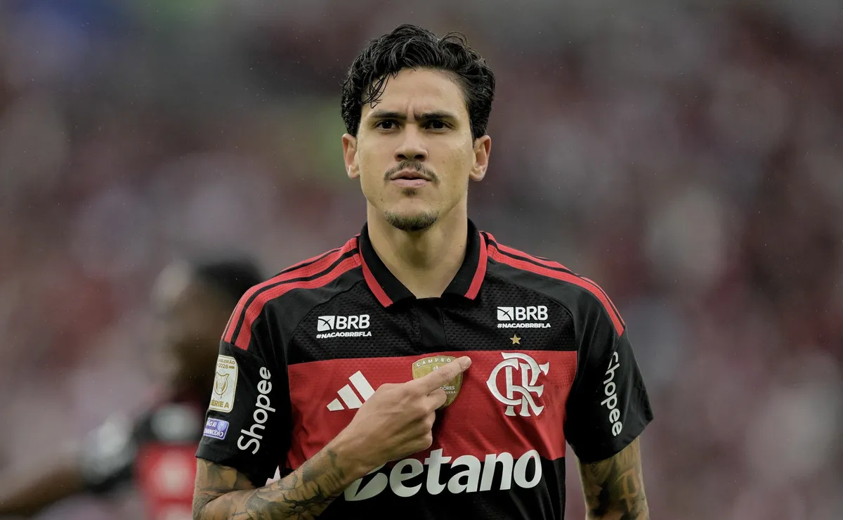 Pedro abre o placar para o Flamengo com um belo gol diante do Vasco