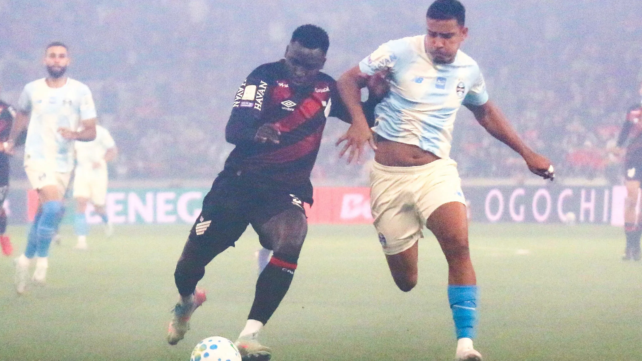Viveros jogador do Athletico-PR disputa lance com Gustavo Martins jogador do Gremio durante partida no estadio Arena da Baixada pelo campeonato Brasileiro A 2026. Foto: Gabriel Machado/AGIF