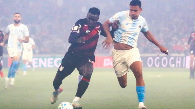 Viveros jogador do Athletico-PR disputa lance com Gustavo Martins jogador do Gremio durante partida no estadio Arena da Baixada pelo campeonato Brasileiro A 2026. Foto: Gabriel Machado/AGIF