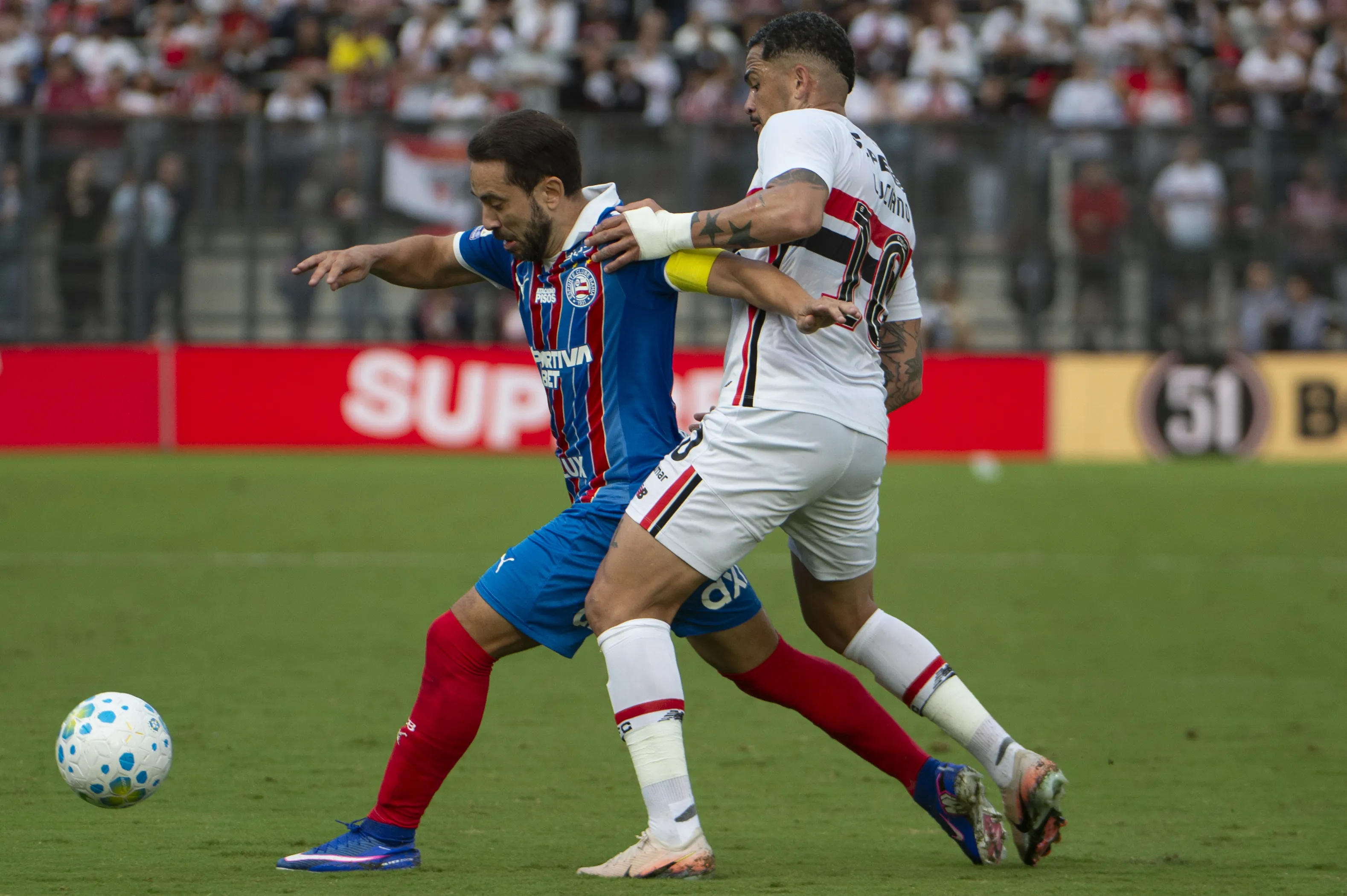 Luciano jogador do São Paulo disputa lance com Everton Ribeiro jogador do Bahia. Foto: Anderson Romão/AGIF