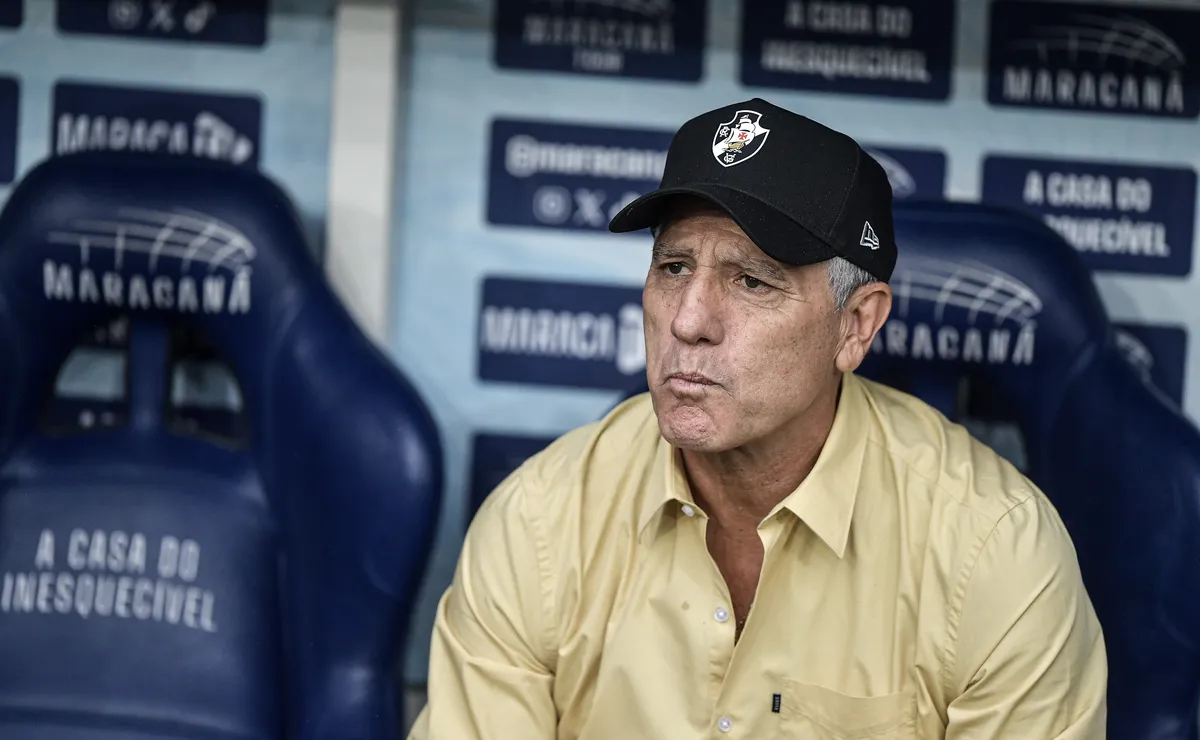 Renato Gaúcho opta por um Vasco defensivo, mas muda maneira de jogar para buscar o empate com o Flamengo