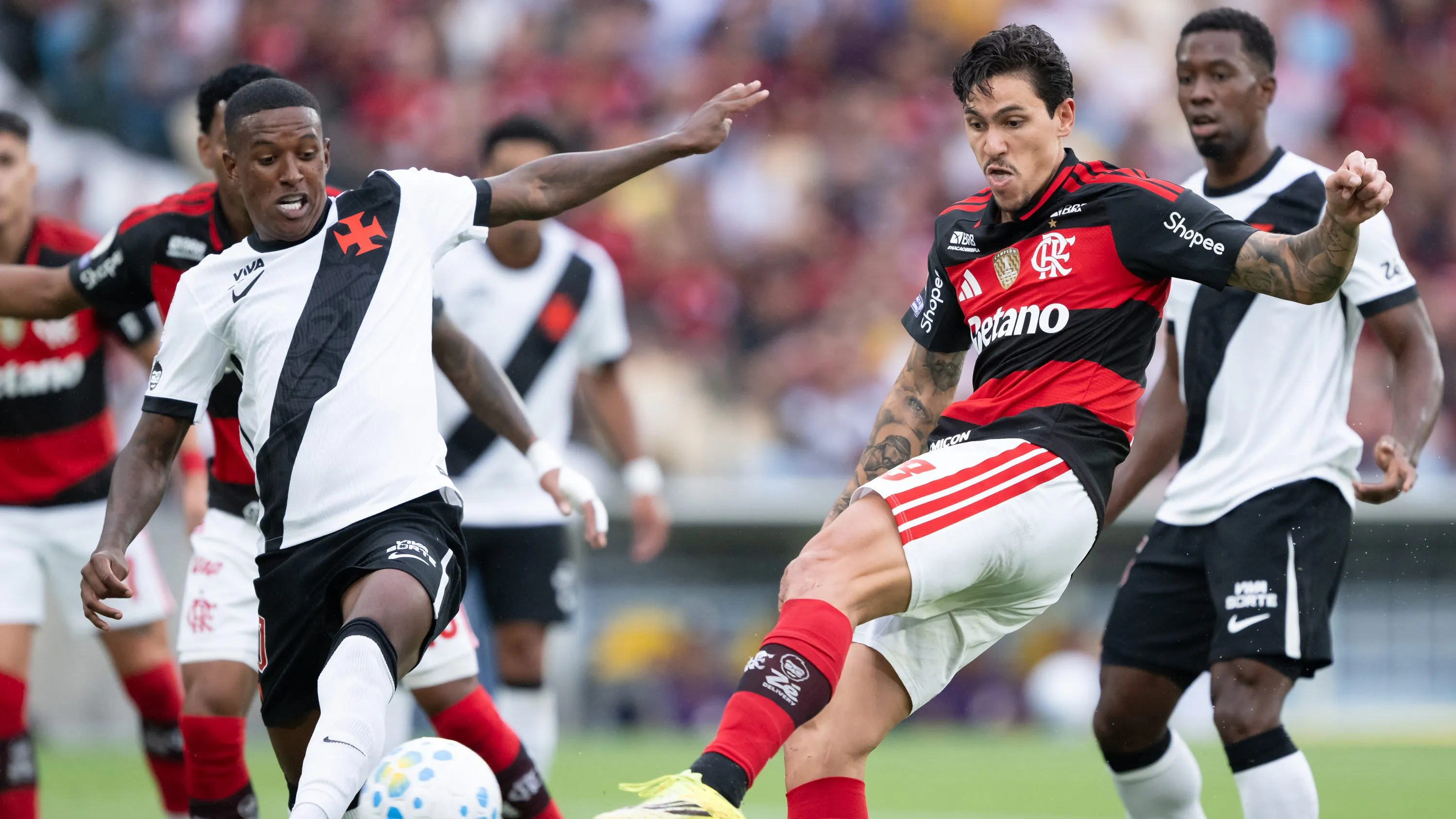 Pedro, jogador do Flamengo, chuta para marcar  seu gol durante partida contra o Vasco no estadio Maracana pelo campeonato Brasileiro A 2026. Foto: Jorge Rodrigues/AGIF