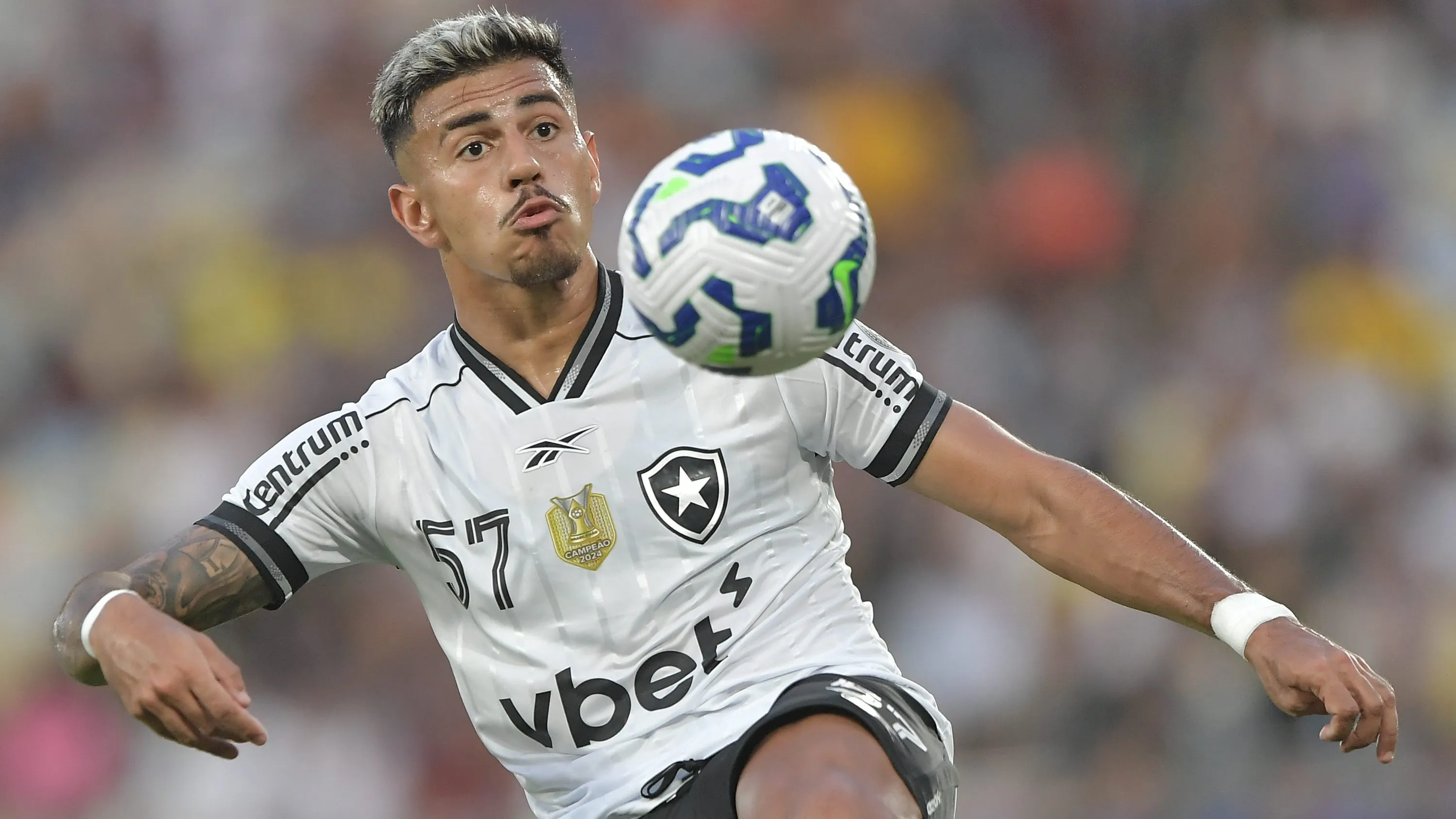David Ricardo jogador do Botafogo durante partida contra o Fluminense no estadio Maracana pelo campeonato Brasileiro A 2025. Foto: Thiago Ribeiro/AGIF