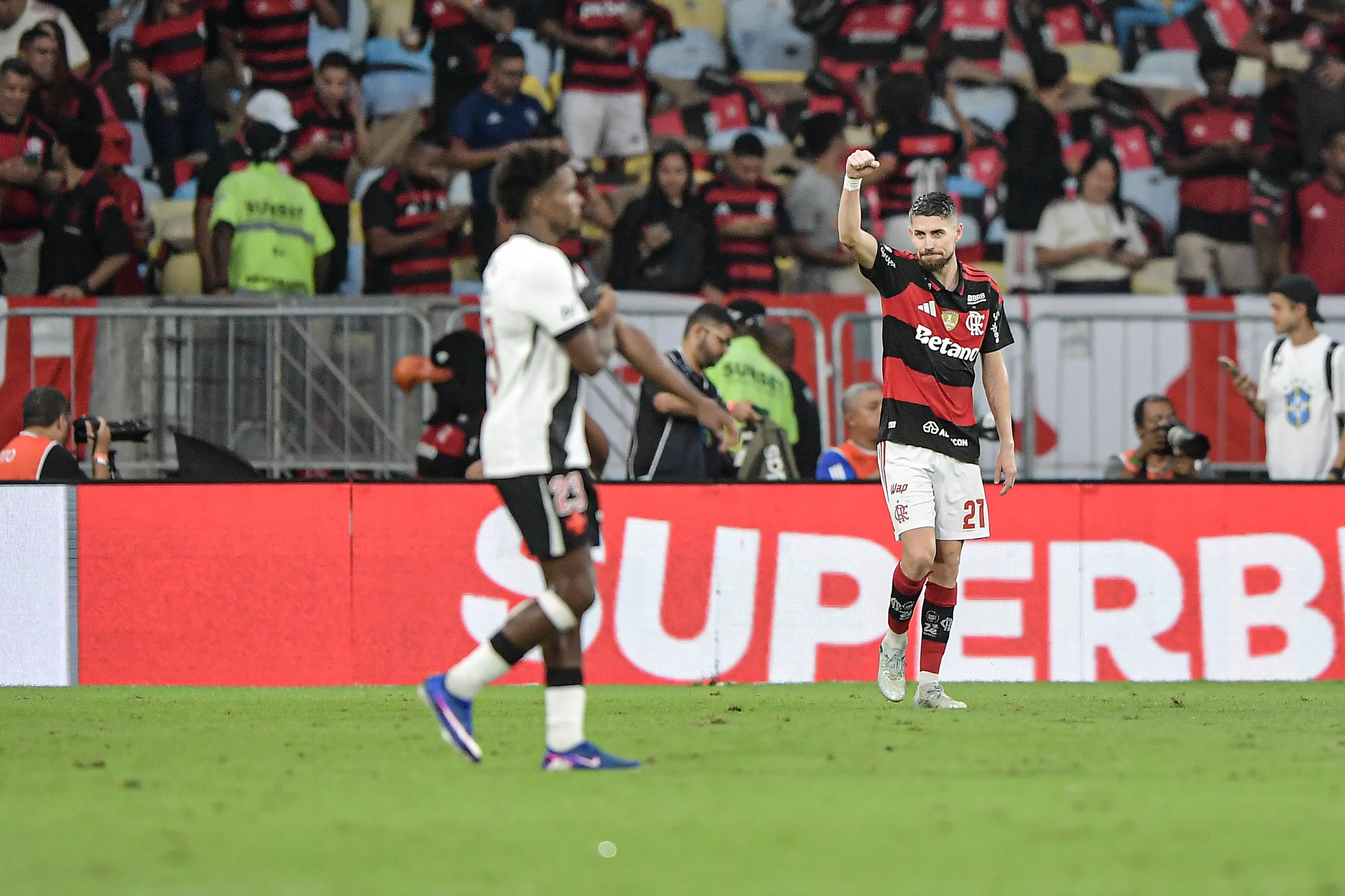 Jorginho jogador do Flamengo comemora seu gol durante partida contra o Vasco no estadio Maracana pelo campeonato Brasileiro A 2026. Foto: Thiago Ribeiro/AGIF