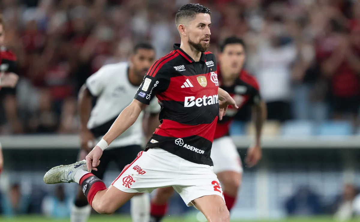 Pênalti para o Flamengo contra o Vasco gera debate após revisão do VAR no segundo tempo