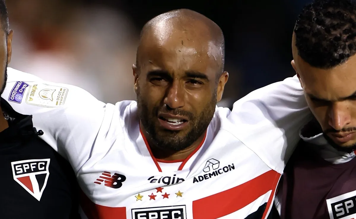 Lucas Moura se machuca novamente, sai carregado e preocupa o São Paulo para sequência da temporada