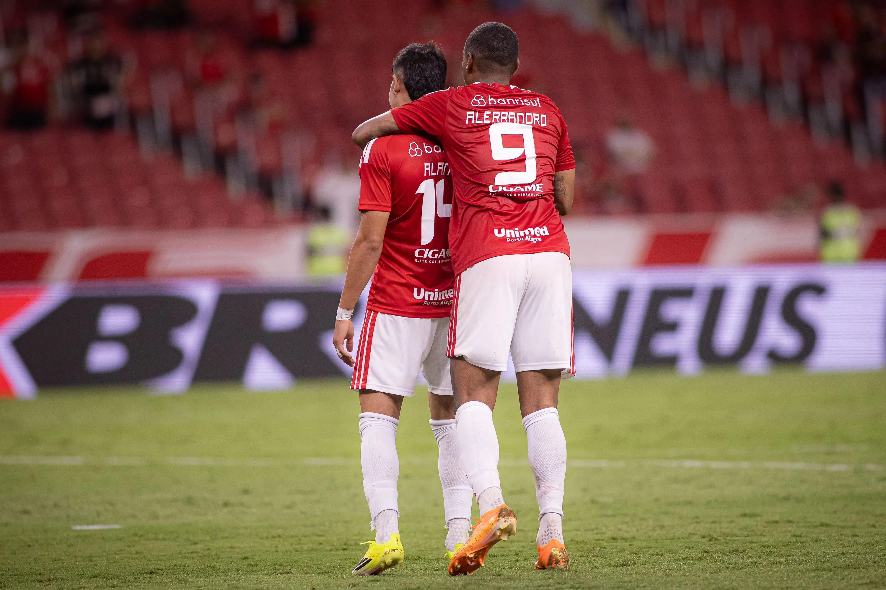 Alan Rodriguez jogador do Internacional comemora vitoria com Alerrandro jogador da sua equipe apos partida contra o Sao Luiz-RS no estadio Beira-Rio pelo campeonato Gaucho 2026. Foto: Maxi Franzoi/AGIF