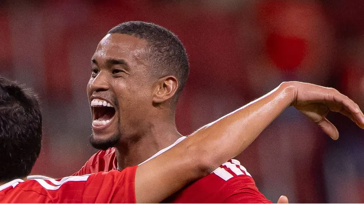Alan Rodríguez jogador do Internacional comemora vitória com Alerrandro jogador da sua equipe após partida contra o São Luiz-RS. Foto: Maxi Franzoi/AGIF