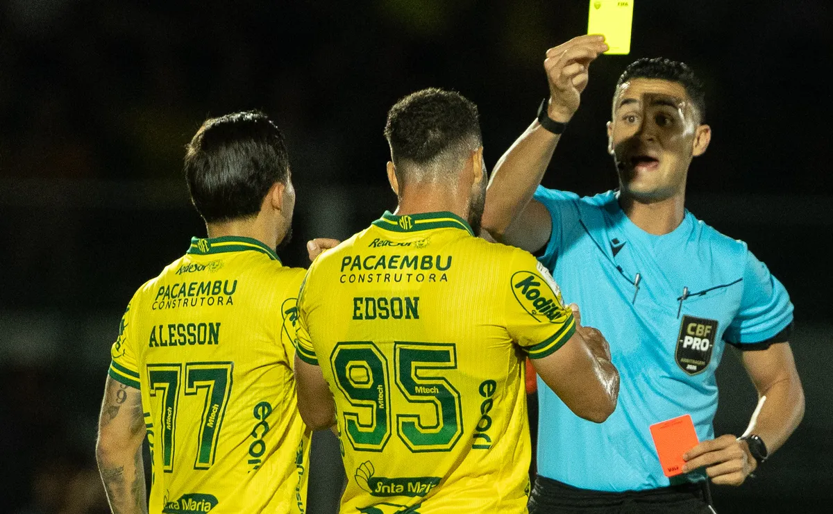 Matheus Candançan vira alvo de críticas por pênalti marcado em Mirassol x Corinthians: “Decisão absurda”