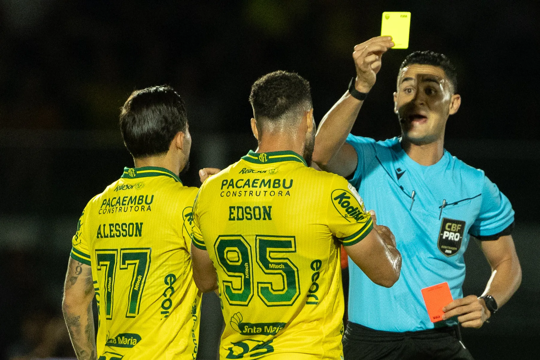 O arbitro Matheus Delgado Candancan faz consulta ao VAR (recurso de video) durante partida entre Mirassol e Corinthians no estadio Jose Maria de Campos Maia pelo campeonato Brasileiro A 2026. Foto: Joisel Amaral/AGIF