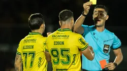 O arbitro Matheus Delgado Candancan faz consulta ao VAR (recurso de video) durante partida entre Mirassol e Corinthians no estadio Jose Maria de Campos Maia pelo campeonato Brasileiro A 2026. Foto: Joisel Amaral/AGIF