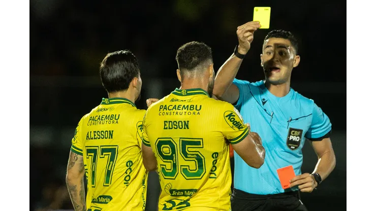 O arbitro Matheus Delgado Candancan faz consulta ao VAR (recurso de video) durante partida entre Mirassol e Corinthians no estadio Jose Maria de Campos Maia pelo campeonato Brasileiro A 2026. Foto: Joisel Amaral/AGIF