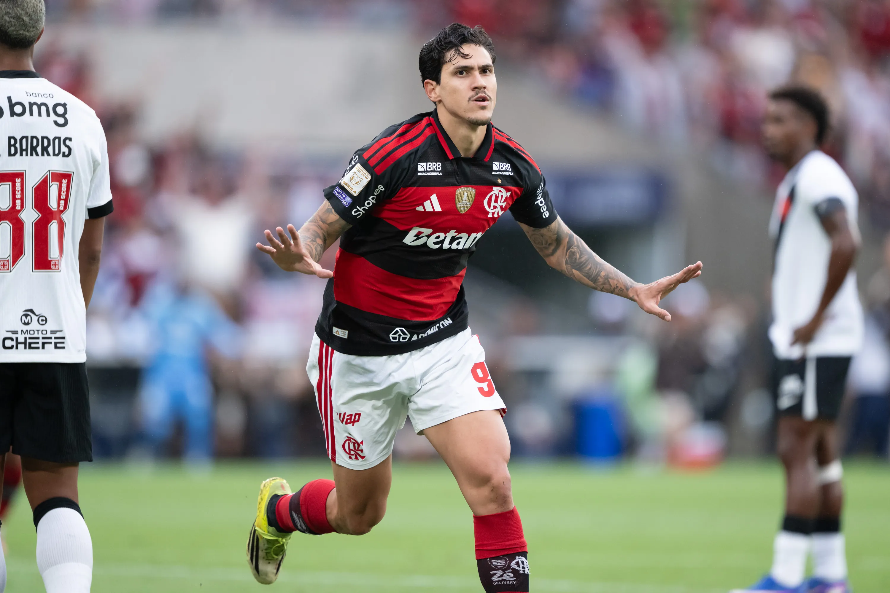 Pedro jogador do Flamengo comemora seu gol durante partida contra o Vasco no estadio Maracana pelo campeonato Brasileiro A 2026. Foto: Jorge Rodrigues/AGIF