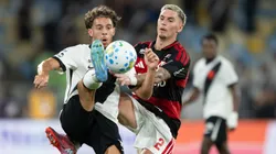 RJ - RIO DE JANEIRO - 03/05/2026 - BRASILEIRO A 2026, FLAMENGO X VASCO - Varela jogador do Flamengo disputa lance com Nuno Moreira jogador do Vasco durante partida no estadio Maracana pelo campeonato Brasileiro A 2026. Foto: Jorge Rodrigues/AGIF