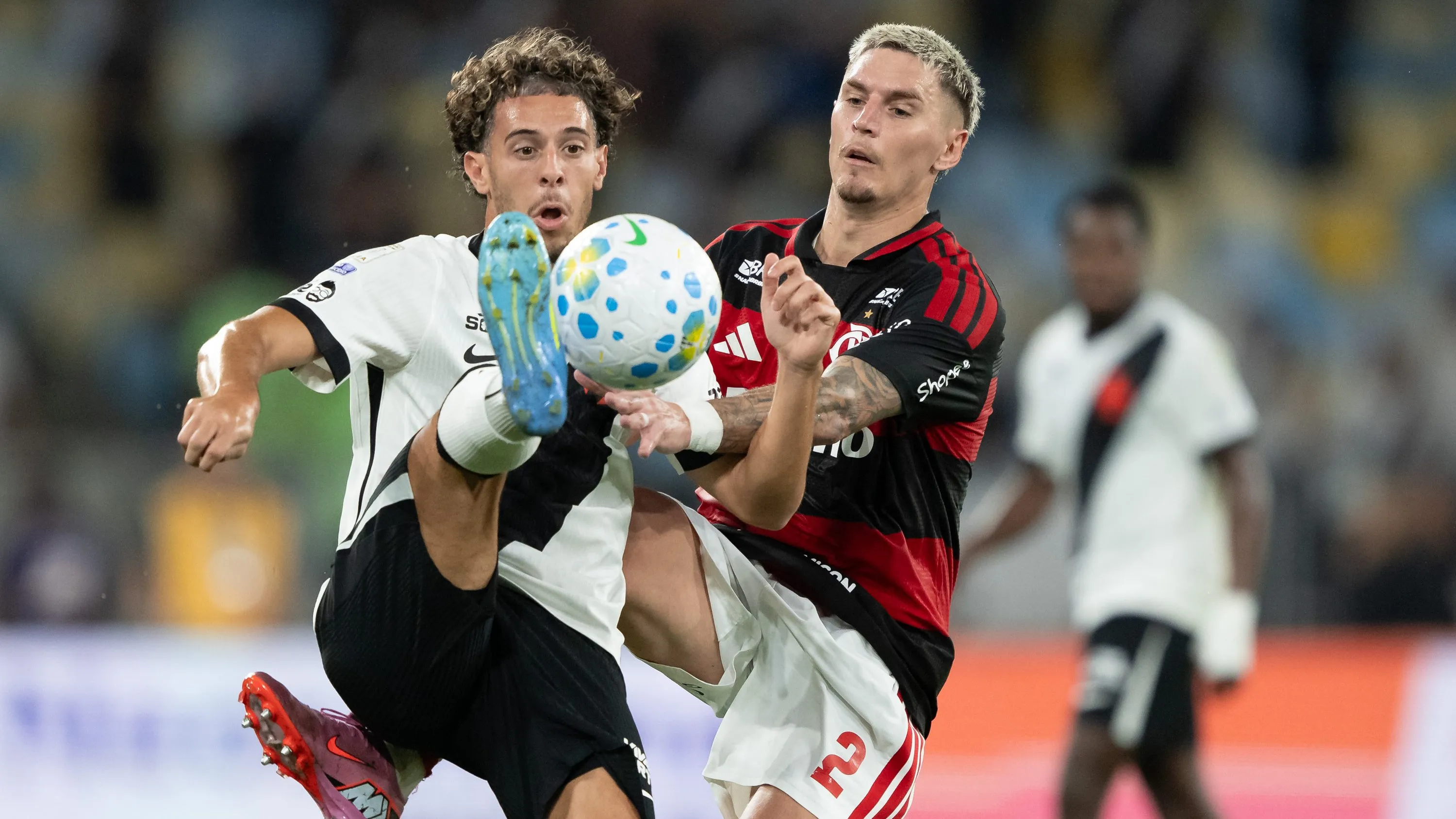 Varela jogador do Flamengo disputa lance com Nuno Moreira jogador do Vasco durante partida no estadio Maracana pelo campeonato Brasileiro A 2026. Foto: Jorge Rodrigues/AGIF