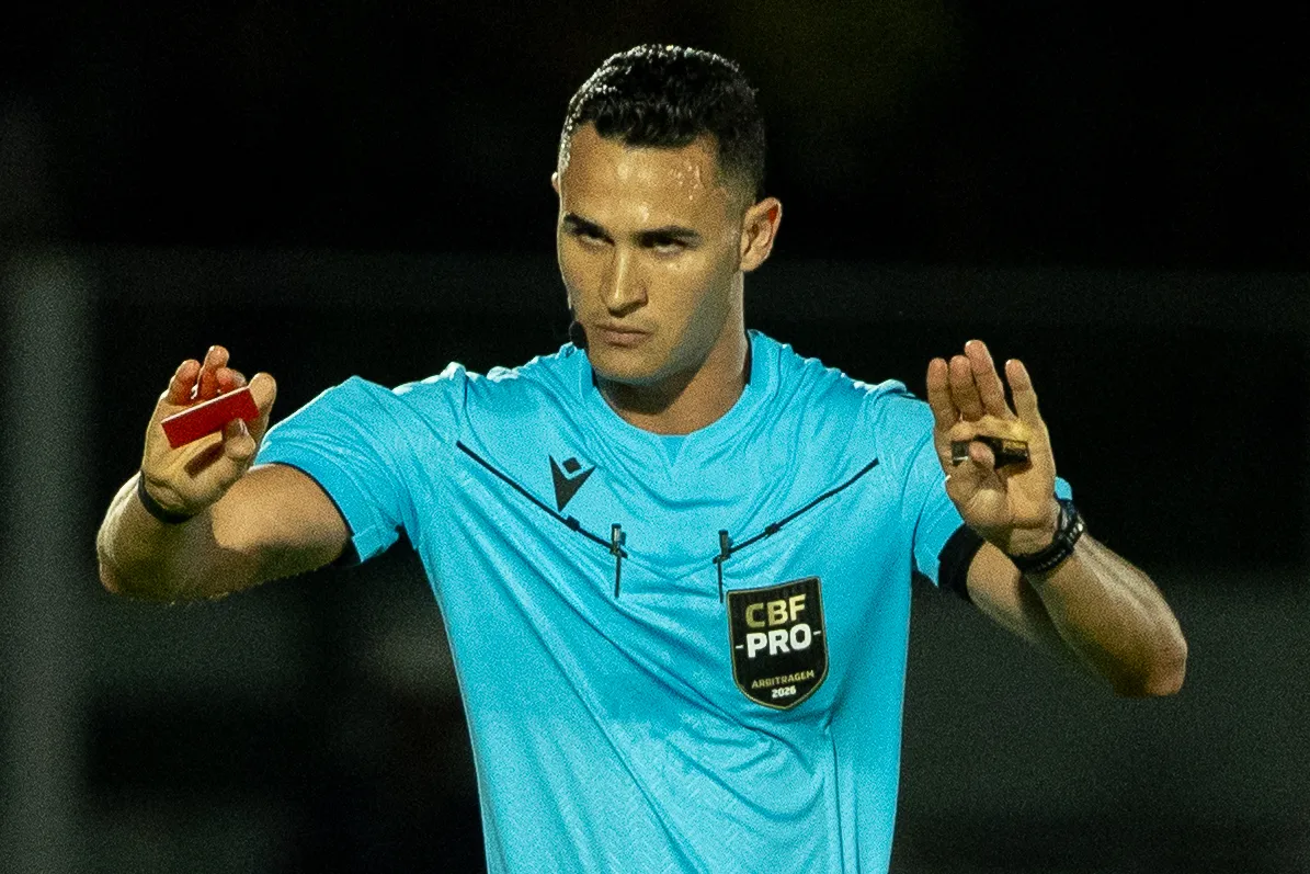 O arbitro Matheus Delgado Candancan faz consulta ao VAR (recurso de video) durante partida entre Mirassol e Corinthians no estadio Jose Maria de Campos Maia pelo campeonato Brasileiro A 2026. Foto: Joisel Amaral/AGIF