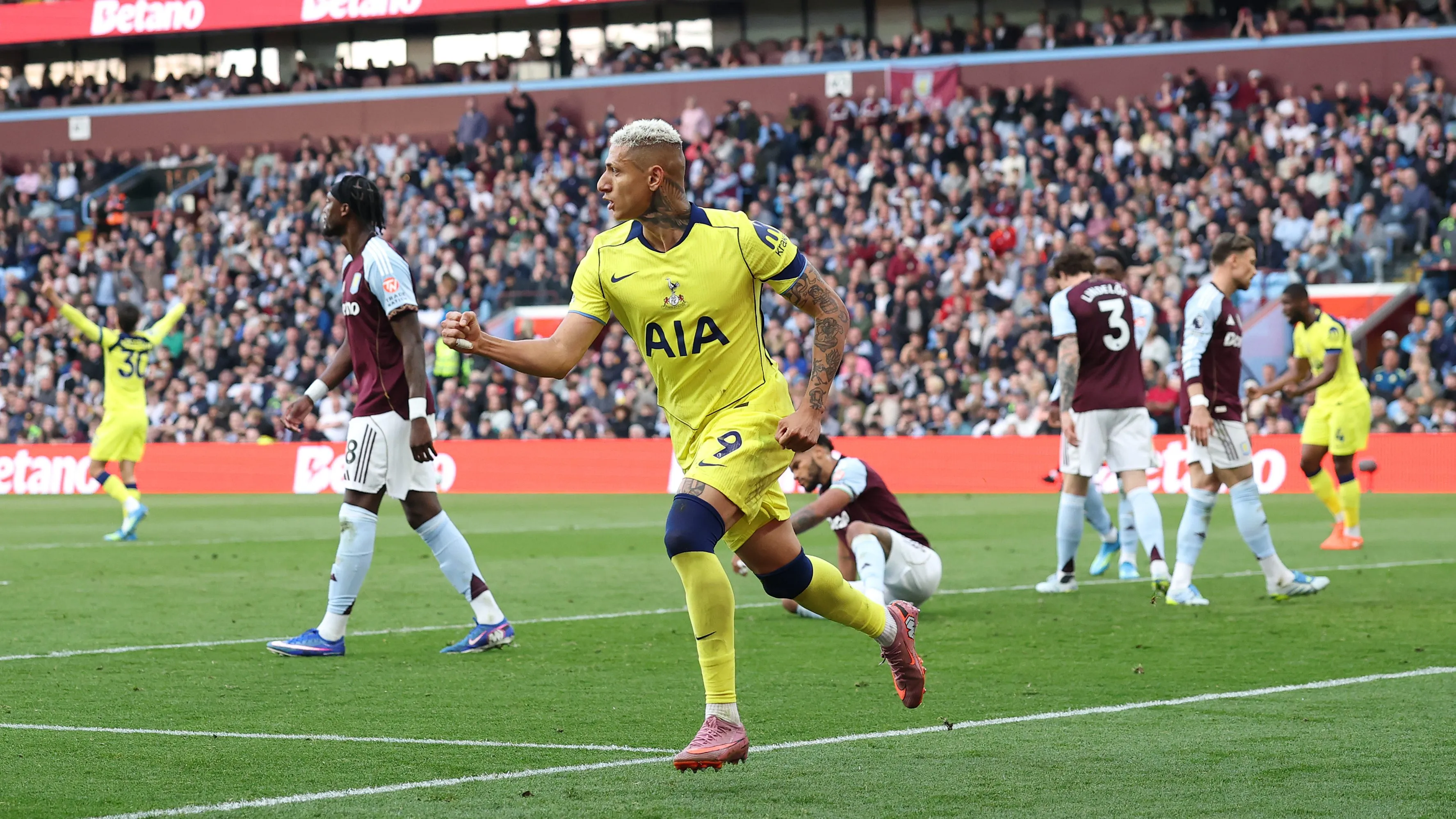 Richarlison contra o Aston Villa. (Photo by Michael Steele/Getty Images)