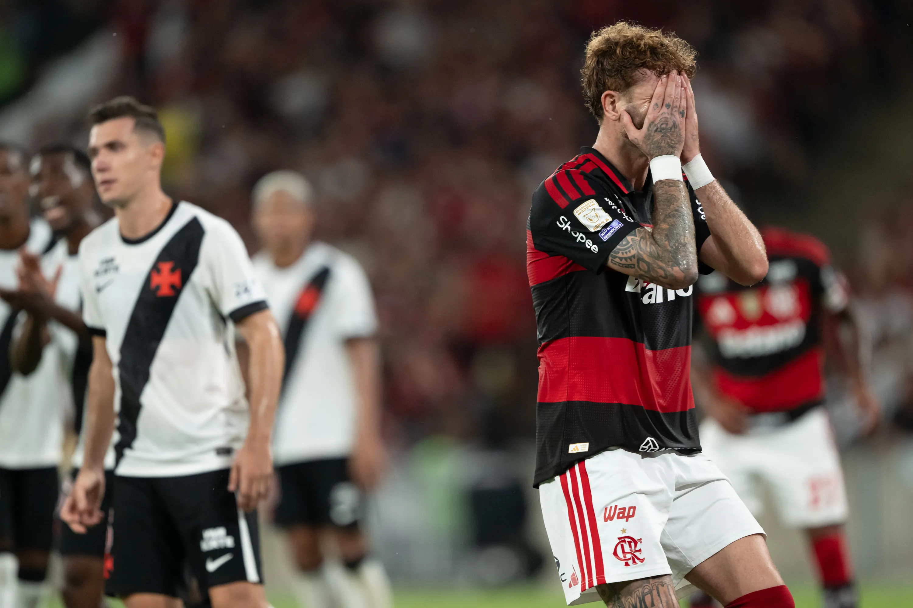 RJ – RIO DE JANEIRO – 03/05/2026 – BRASILEIRO A 2026, FLAMENGO X VASCO – Leo Pereira jogador do Flamengo lamenta durante partida contra o Vasco no estadio Maracana pelo campeonato Brasileiro A 2026. Foto: Jorge Rodrigues/AGIF
