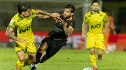 Victor Luis jogador do Mirassol disputa lance com Yuri Alberto jogador do Corinthians durante partida no estadio Jose Maria de Campos Maia pelo campeonato Brasileiro A 2026. Foto: Joisel Amaral/AGIF
