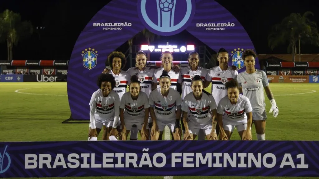 Time completo do São Paulo feminino em campo