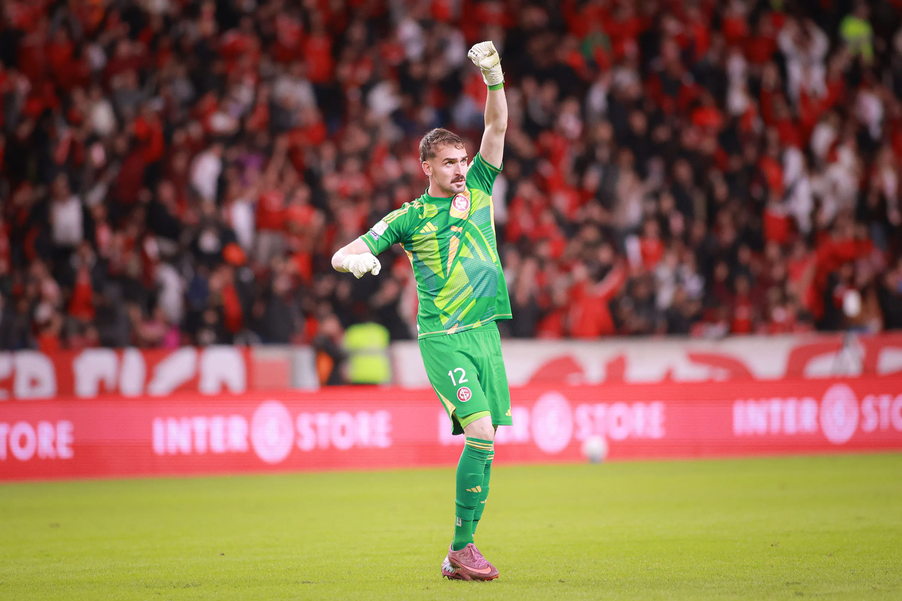 Anthoni goleiro do Internacional comemora gol de Alerrando durante partida contra o Fluminense. Foto: Maxi Franzoi/AGIF