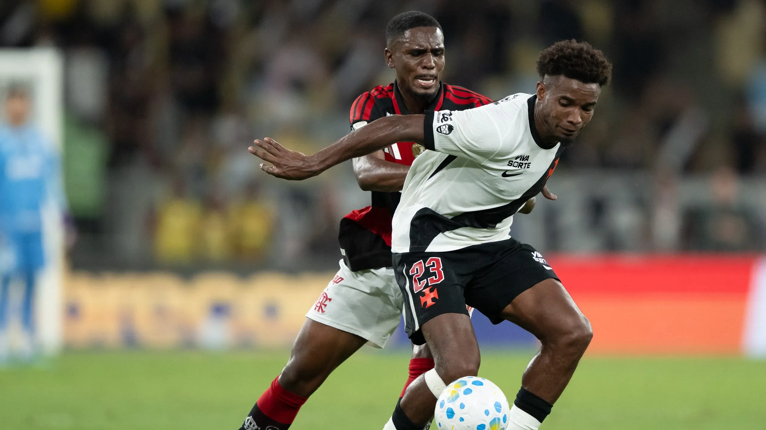 Evertton Araújo em ação no duelo contra o Vasco – Foto: Jorge Rodrigues/AGIF