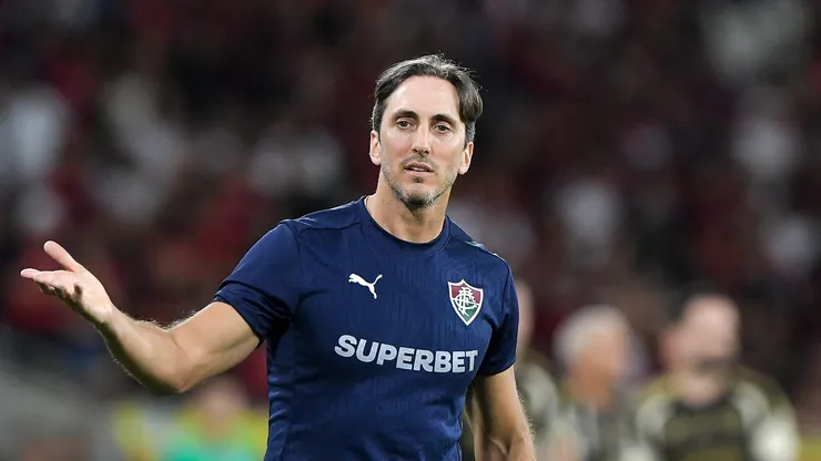 - Luis Zubeldia tecnico do Fluminense durante partida contra o Flamengo no estadio Maracanã