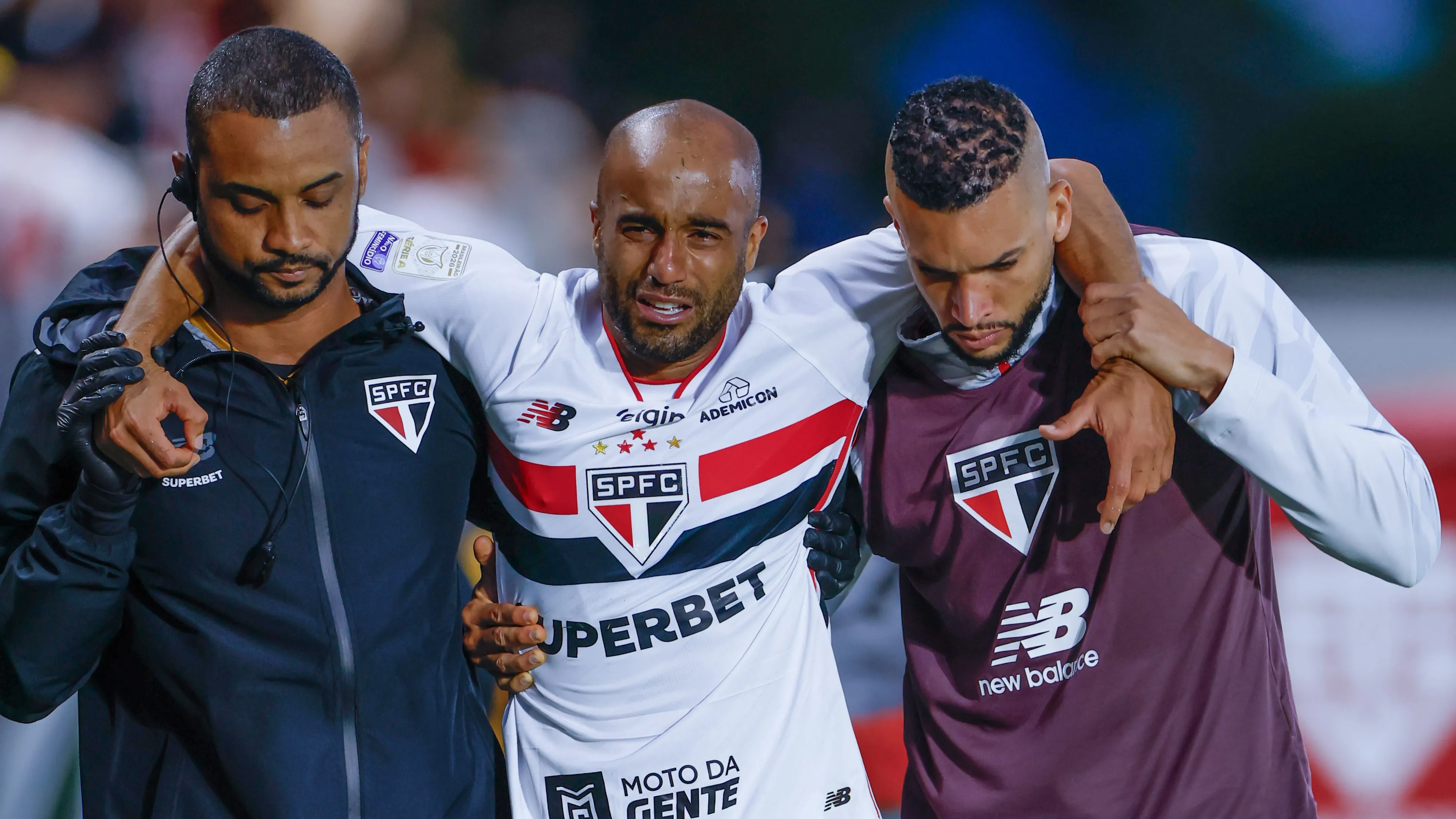 Lucas Moura deixa o campo chorando durante a partida contra o Bahia.  Foto: Marcello Zambrana/AGIF