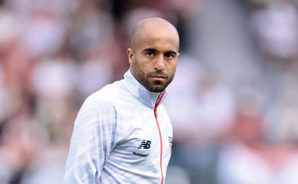 Lucas Moura está fora da temporada do São Paulo e renovação fica em xeque