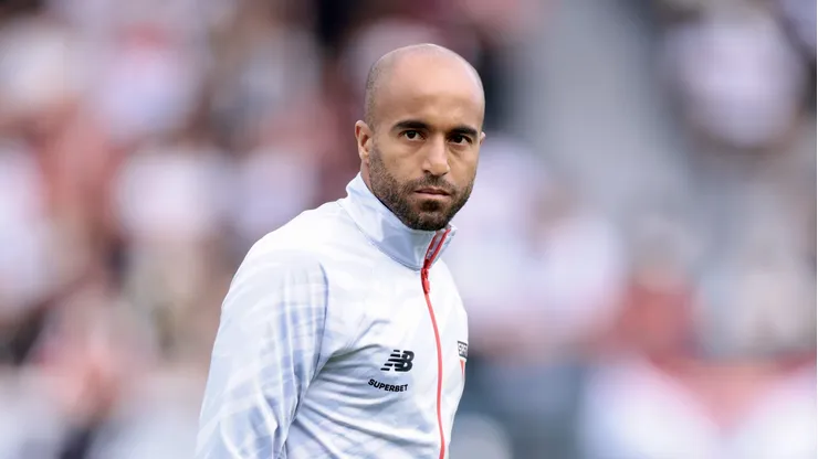 SP - BRAGANCA PAULISTA - 03/05/2026 - BRASILEIRO A 2026, SAO PAULO X BAHIA - Lucas Moura jogador do Sao Paulo durante aquecimento antes da partida contra o Bahia no estadio Cicero De Souza Marques pelo campeonato Brasileiro A 2026. Foto: Marcello Zambrana/AGIF