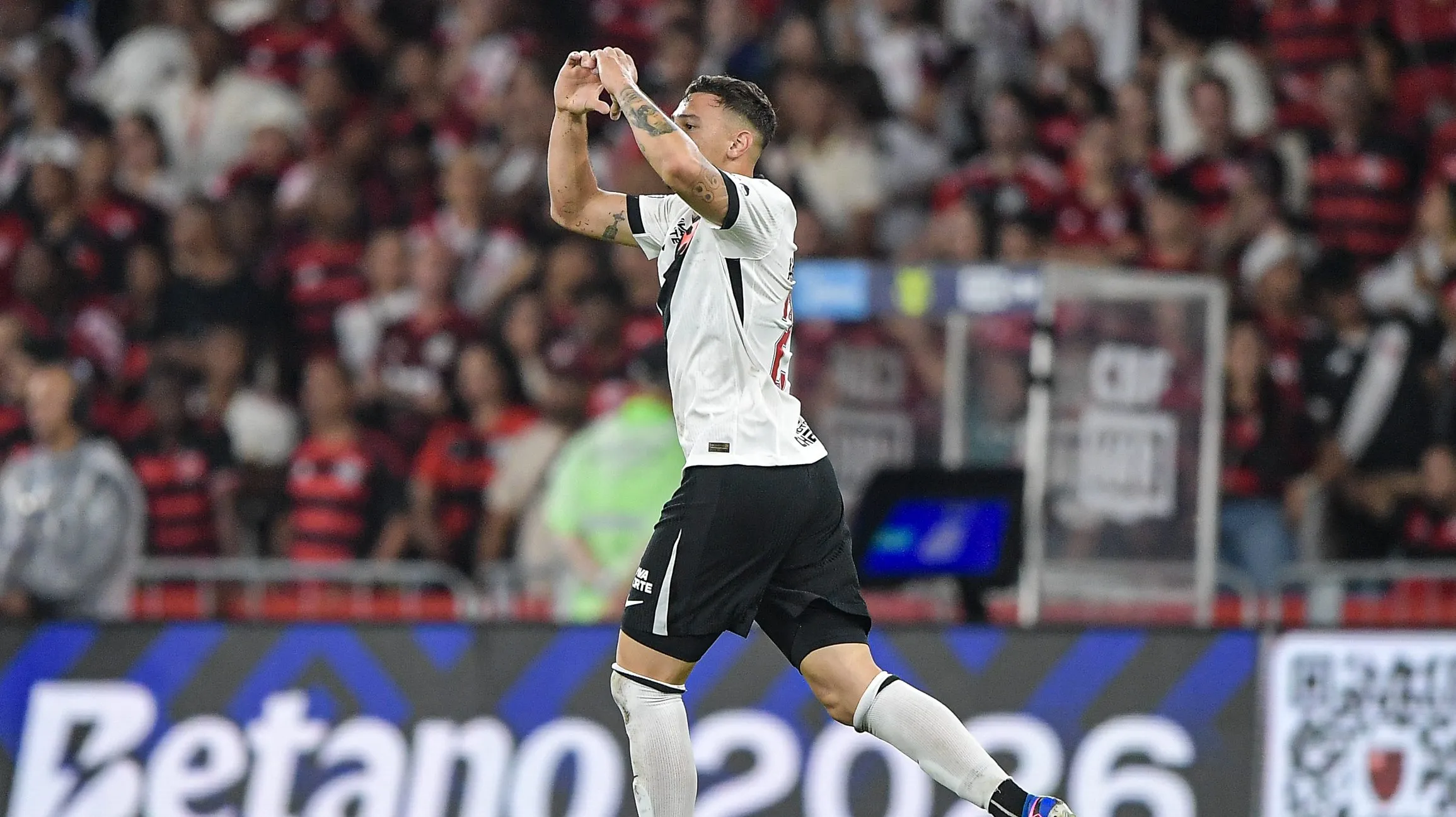 Hugo Moura comemora gol. Foto: Thiago Ribeiro/AGIF