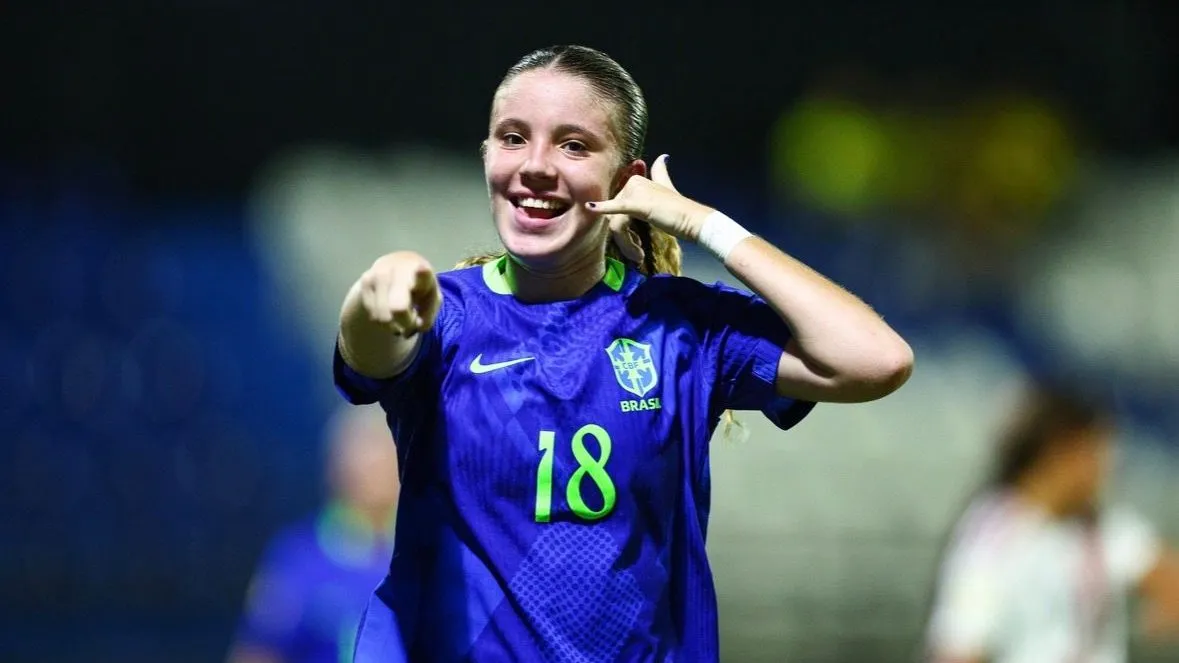 Marcela celebra gol pela Seleção Brasileira no Sul-Americano Feminino Sub-17