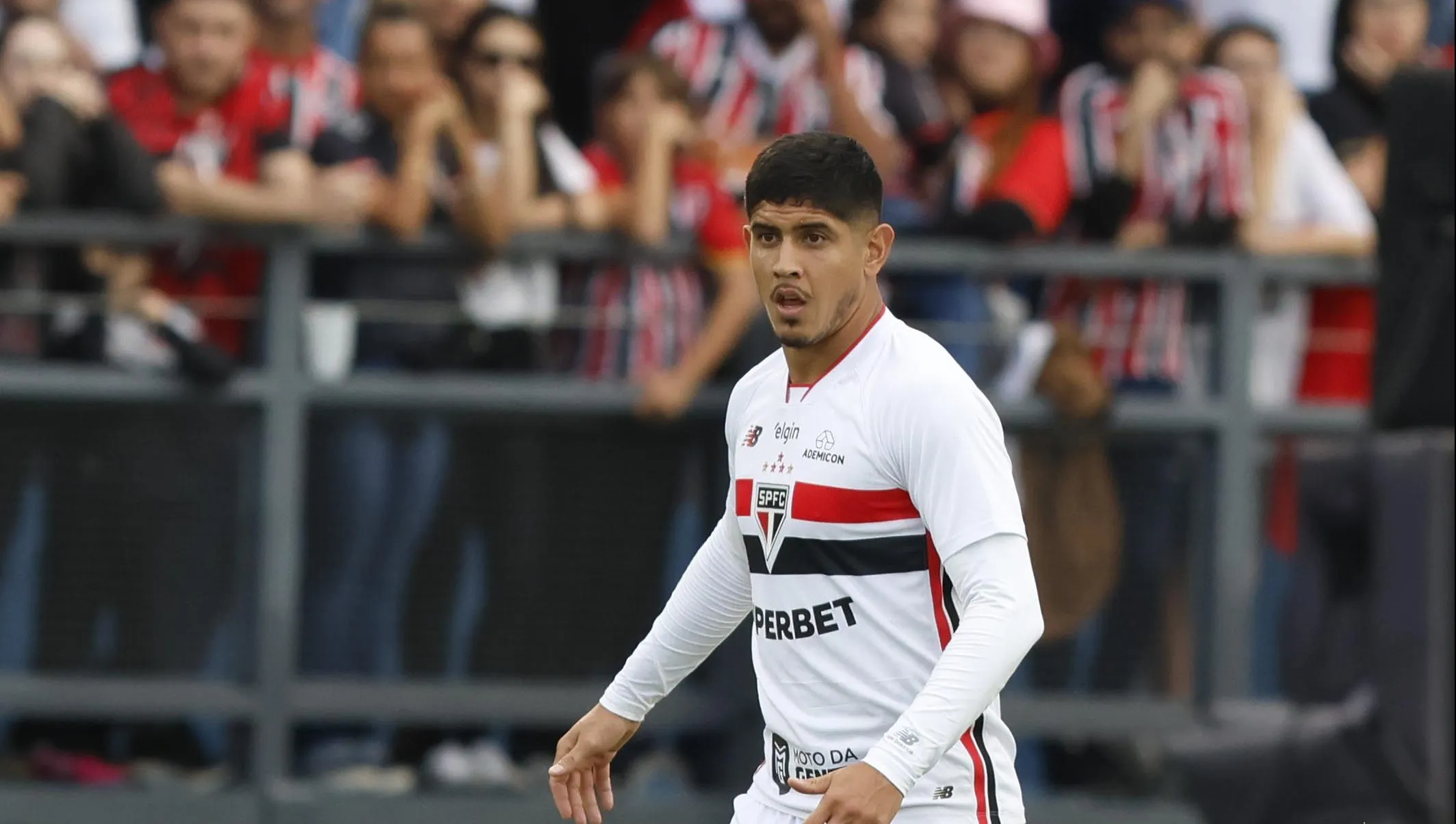 Zagueiro reclamou de dores – Foto: Rubens Chir/São Paulo FC