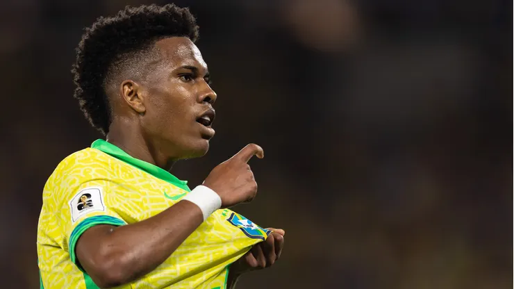 Estêvão em campo pela Seleção Brasileira. (Photo by Ruano Carneiro/Getty Images)
