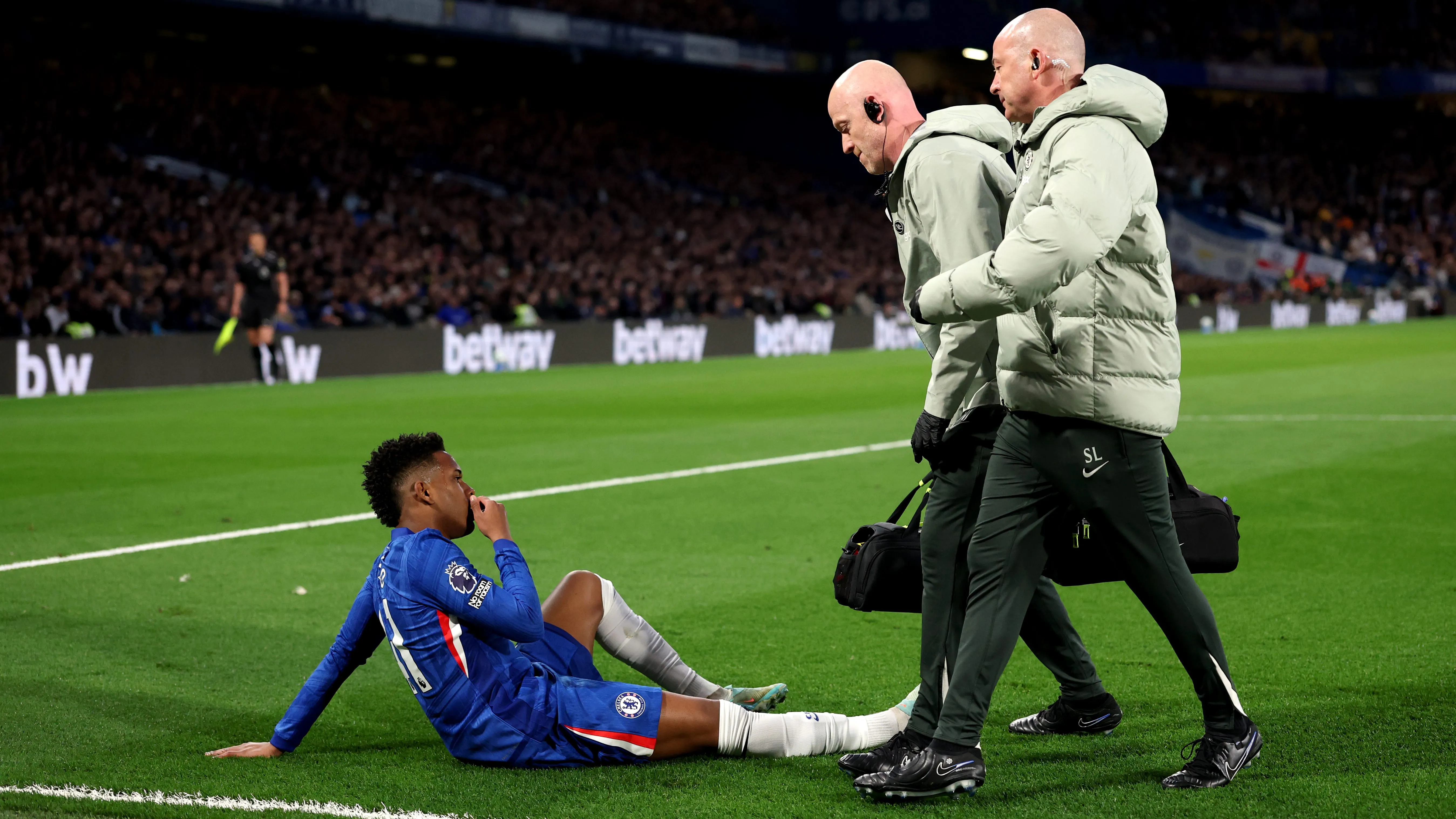 Estêvão sofre lesão contra o Manchester United. (Photo by Julian Finney/Getty Images)