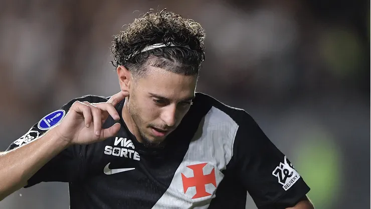 - Nuno Moreira jogador do Vasco comemora seu gol durante partida contra o Olimpia