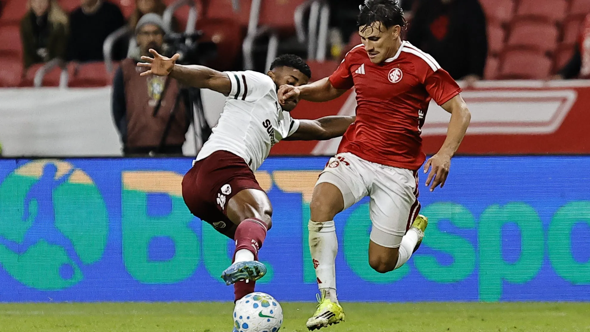 Alexandro Bernabei jogador do Internacional durante partida contra o Fluminense no estadio Beira-Rio pelo campeonato Brasileiro A 2026. Foto: Roberto Vinicius/AGIF